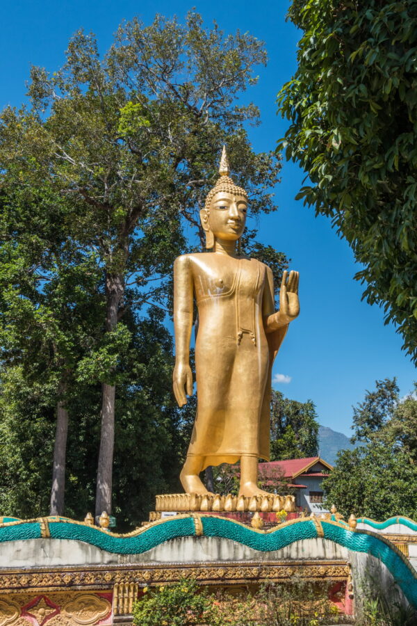 statue bouddha debout temple attapeu laos