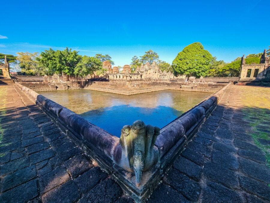 vue du bassin au prasat muang tam buriram