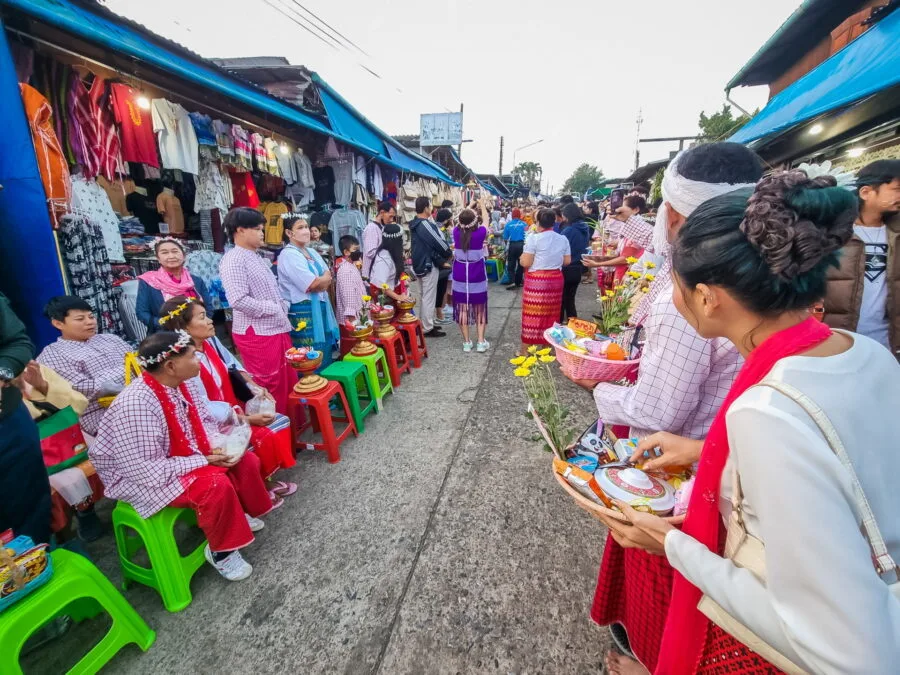 alignement fideles tak bat sangkhlaburi