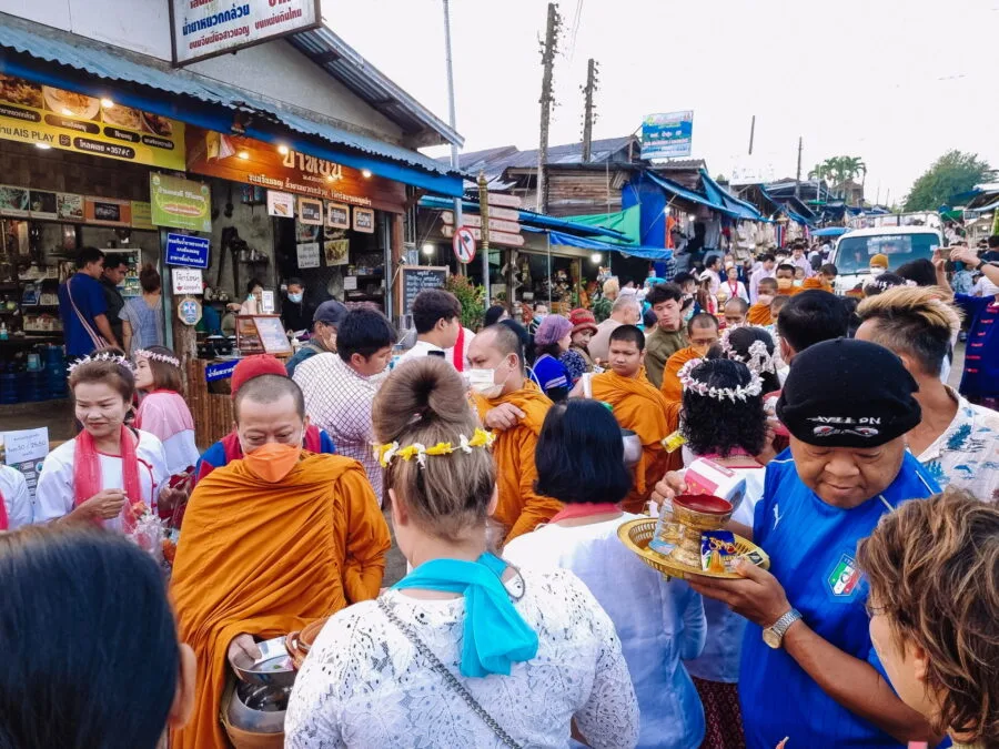 arrivee des moines tak bat sangkhlaburi