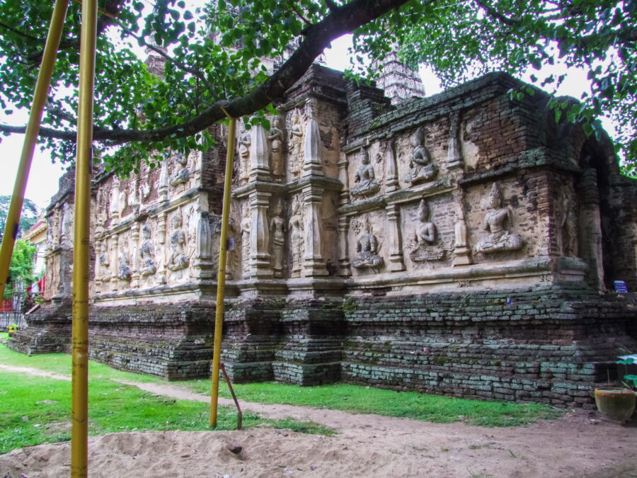 bas reliefs exterieur chedi au wat chet yot chiang mai