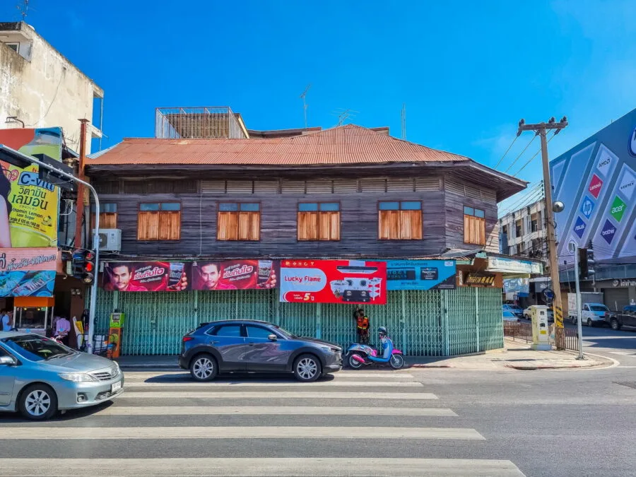 batisse avec façade en bois a nakhon ratchasima