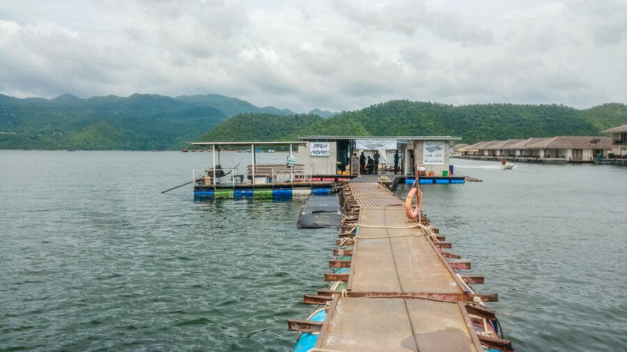 café et hotels flottants lac srinagarind kanchanaburi