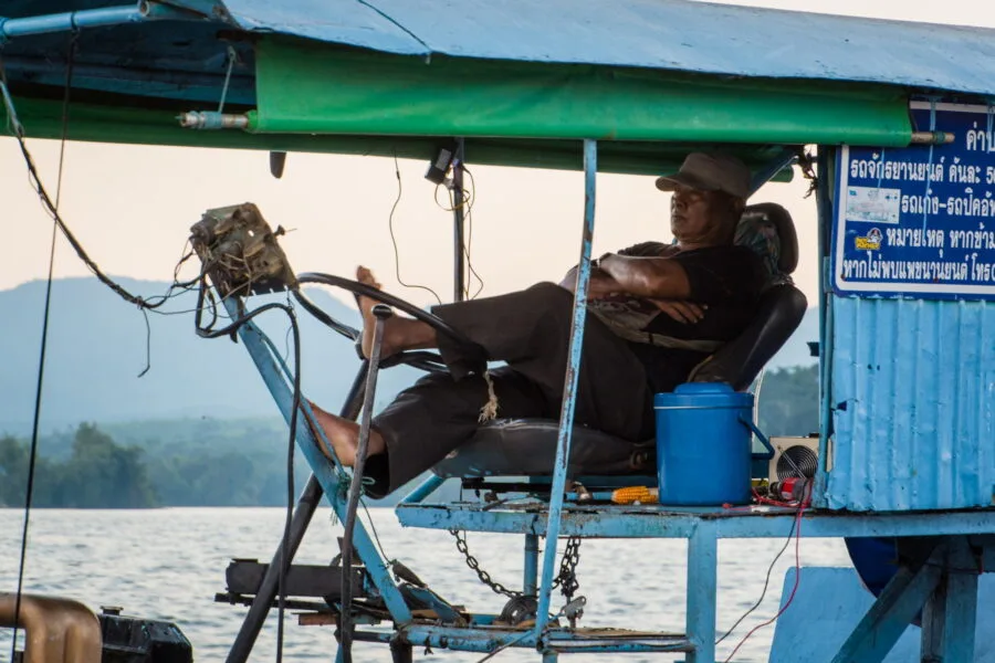 chauffeur ferry local lac srinagarind kanchanaburi