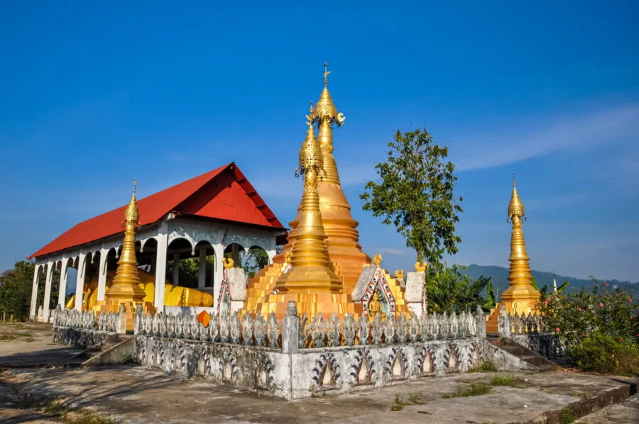 chedi birman et bouddha couché au wat somdet sangkhlaburi