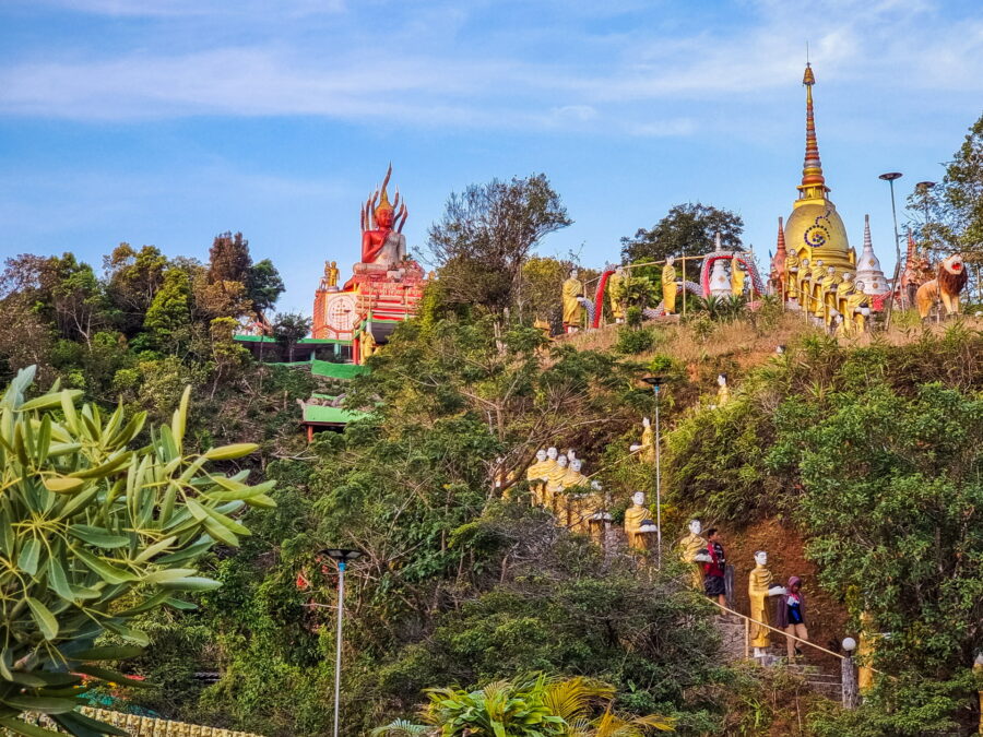 chedi et bouddha au wat mueang rae pilok ban i tong