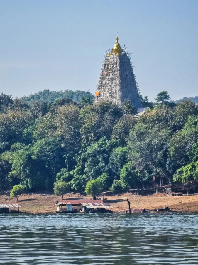 chedi phuttha kheya village môn depuis lac sangkhlaburi