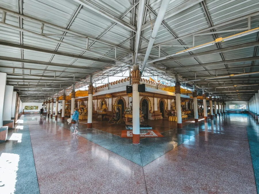 cloitre autour du chedi puttha khaya sangkhlaburi