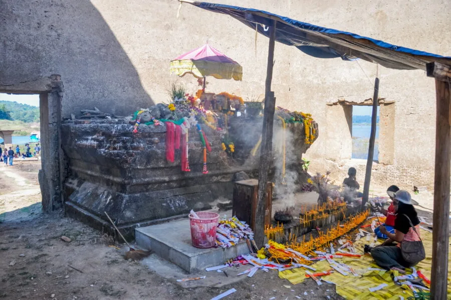 coin priere interieur underwater temple old wat wang wiwekaram lac sangkhlaburi