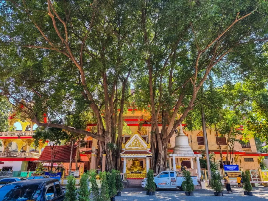 cour du wat phra narai maha rat nakhon ratchasima