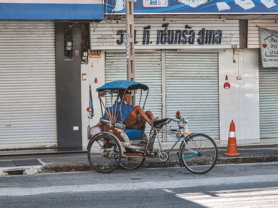 cyclo pousse dans les rues de nakhon ratchasima
