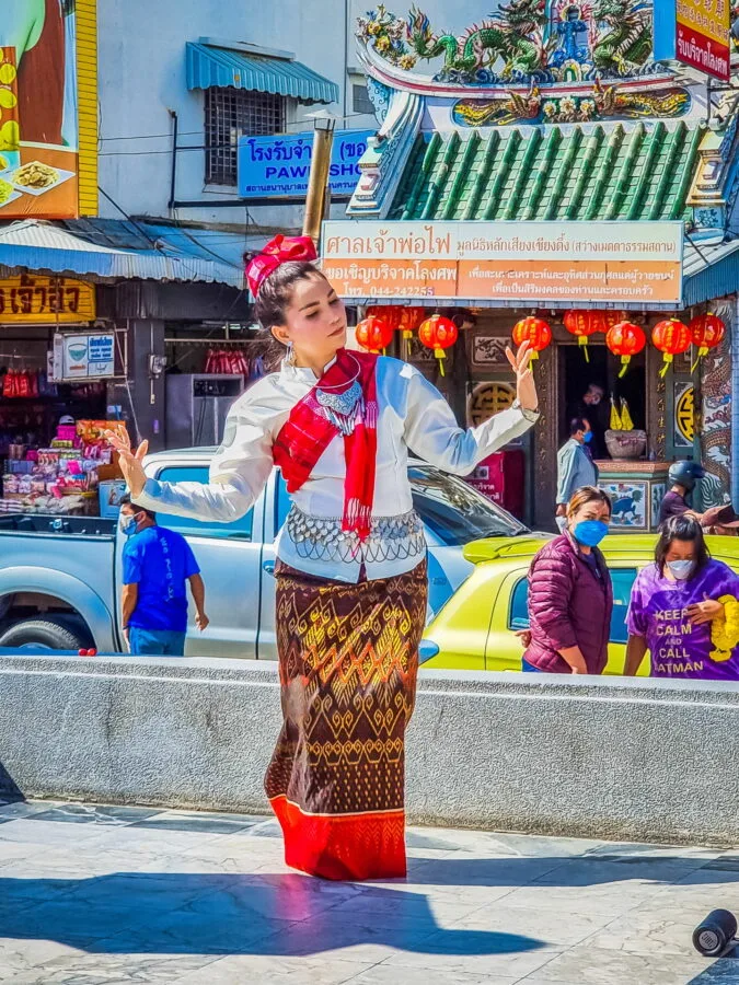 demonstration danse traditionnelle monument thao suranari khorat