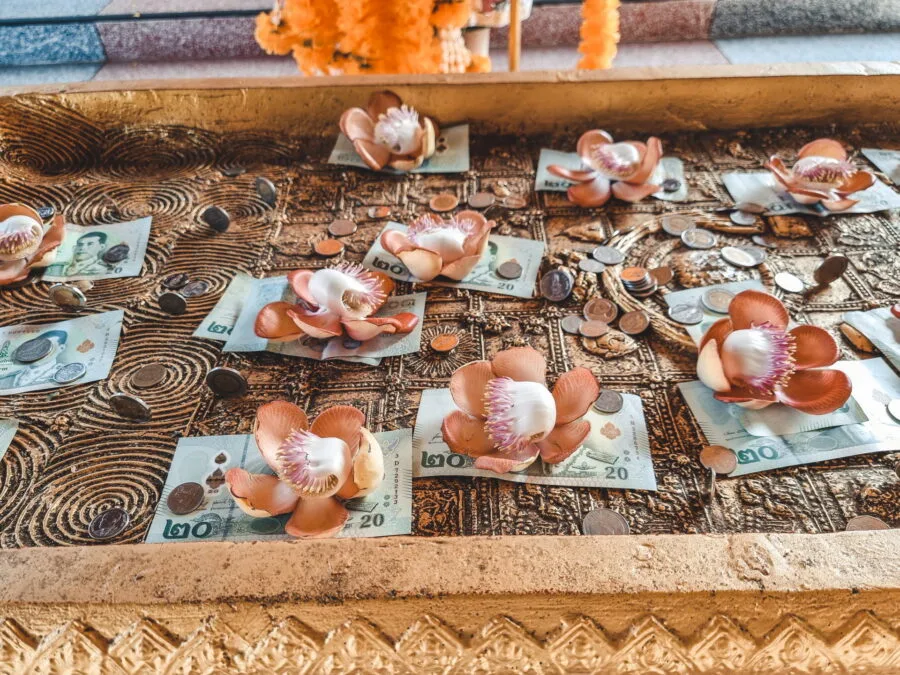 donations au chedi puttha khaya sangkhlaburi