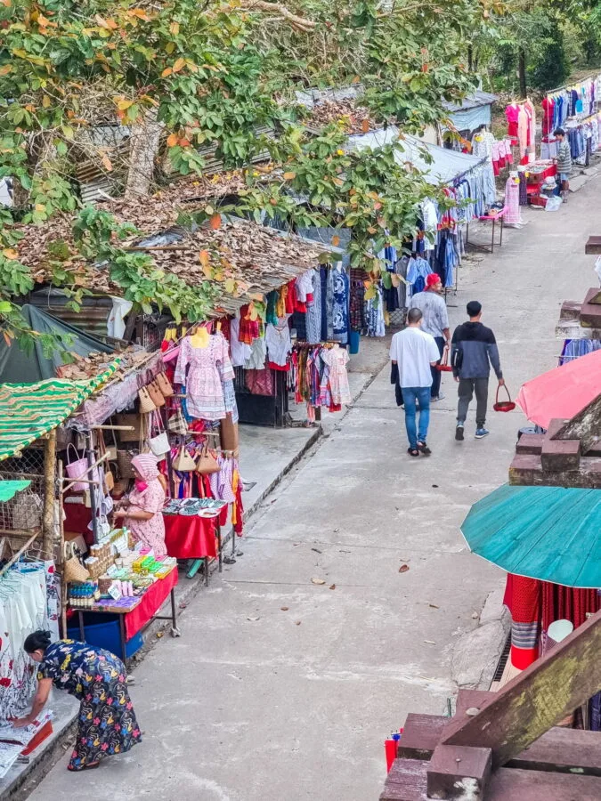echoppes au pied du pont môn sangkhlaburi