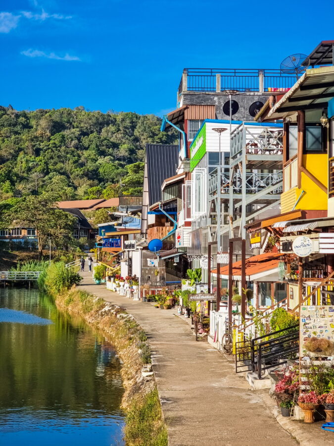 en longeant le quai du reservoir de ban i tong kanchanaburi