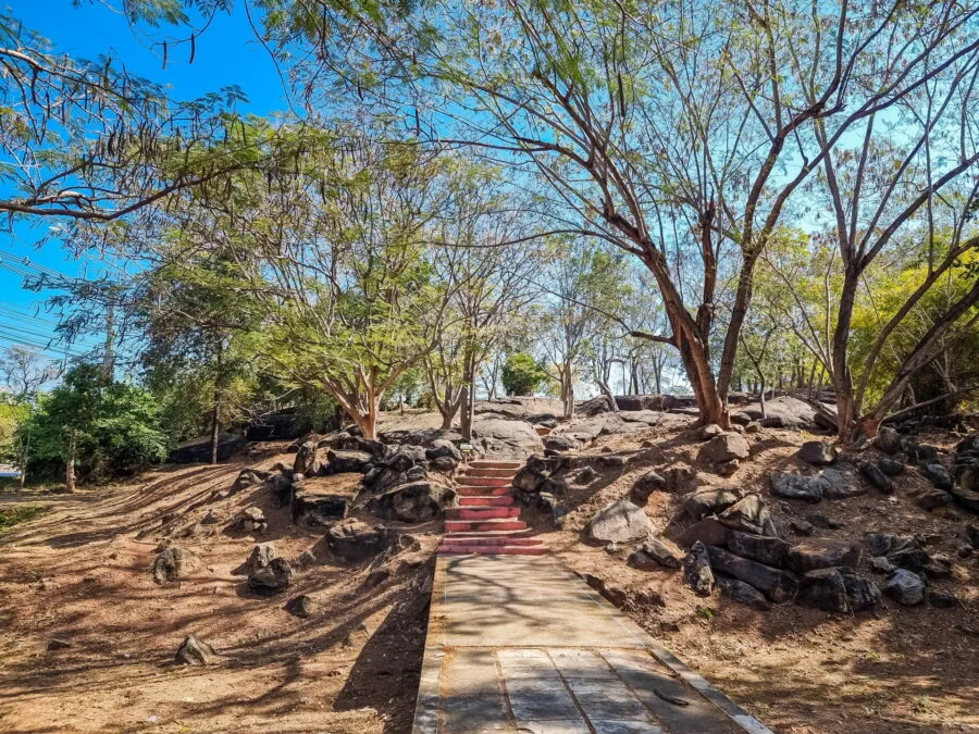 entree ancienne carriere grès sikhio stone quarry site nakhon ratchasima
