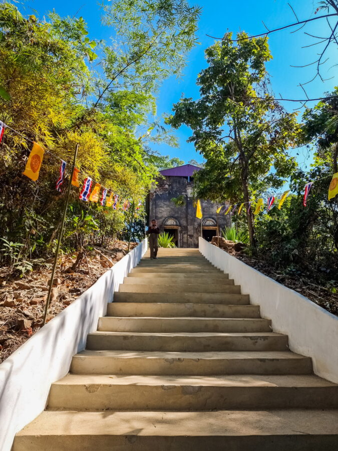 escalier ancien wat somdet balade lac sangkhlaburi