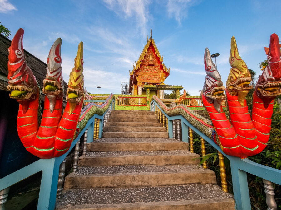 escalier menant au wat mueang rae pilok ban i tong