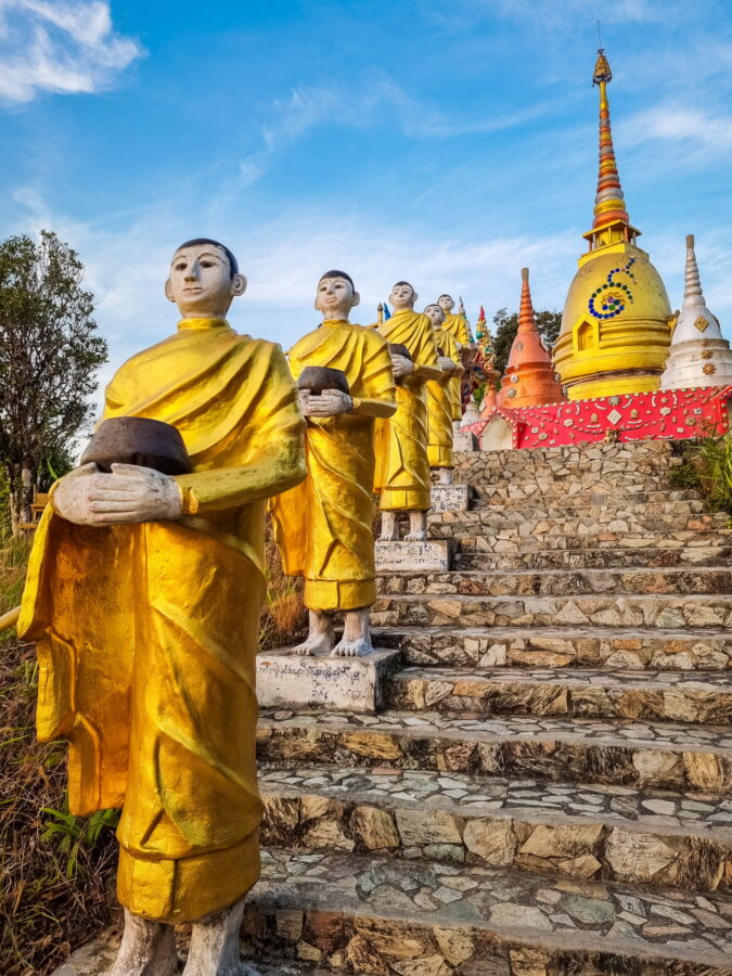 escalier menant au chedi du wat mueang rae pilok ban i tong