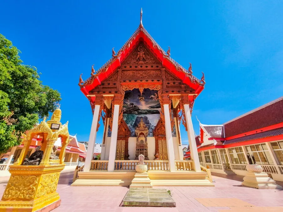 facade ubosot du wat phra narai maha rat nakhon ratchasima