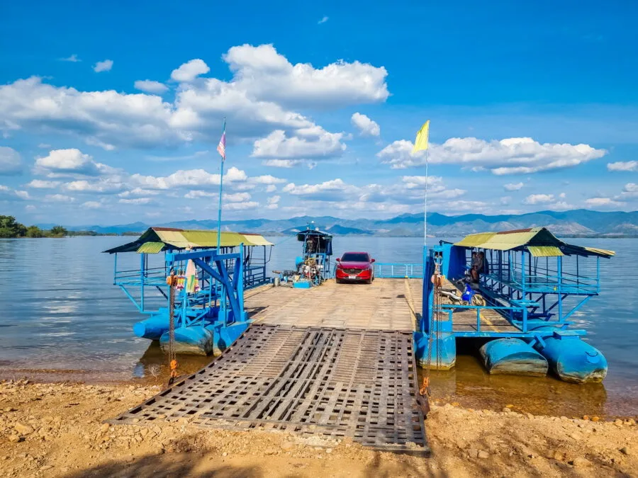 ferry local sur lac srinagarind kanchanaburi
