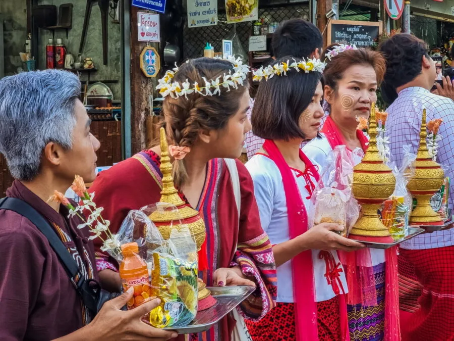 fideles en attente des moines tak bat sangkhlaburi