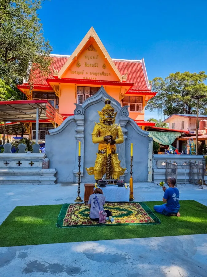 gardien au wat phra narai maha rat nakhon ratchasima