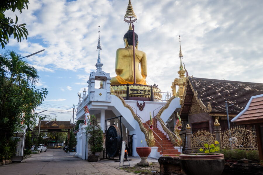 grand bouddha assis entree wat chiang yeun chiang mai