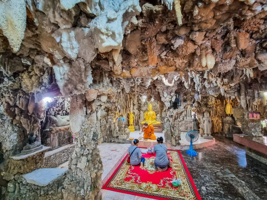 grotte artificielle au wat phayap nakhon ratchasima