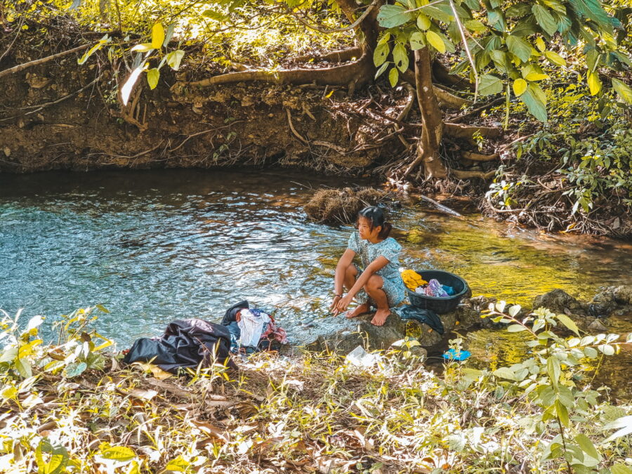 habitante faisant lessive nop phiboon waterfall nord sangkhlaburi