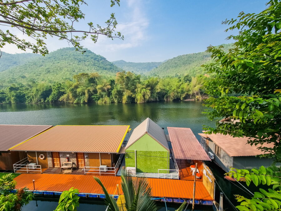 hotel flottant sur riviere kwai proche parc national erawan