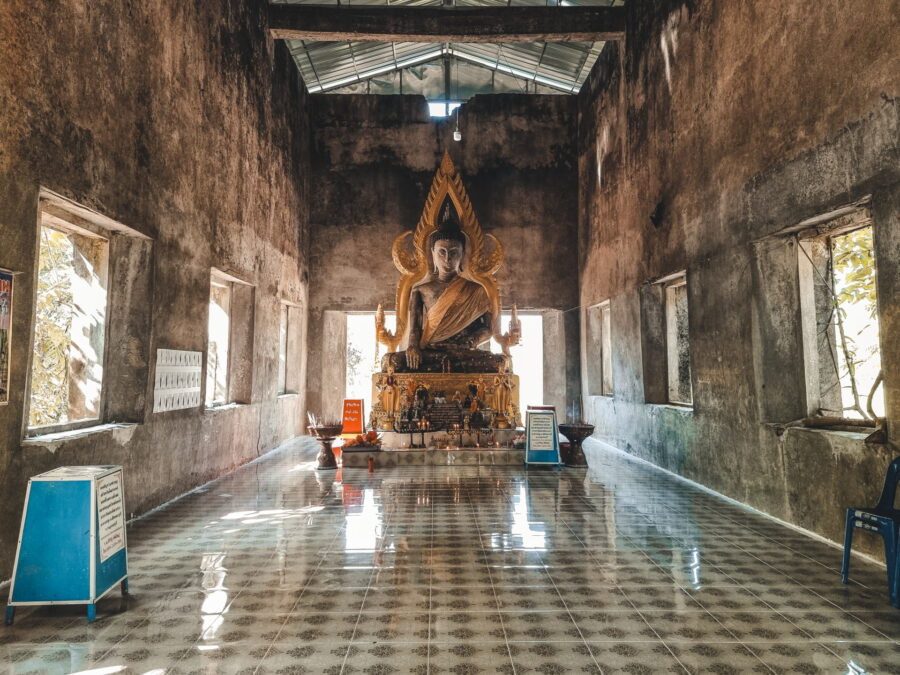interieur ancien wat somdet balade lac sangkhlaburi
