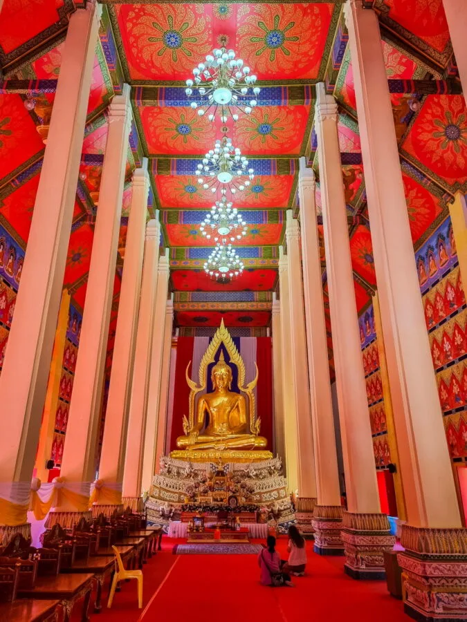 interieur du viharn luang du wat phra narai maha rat nakhon ratchasima