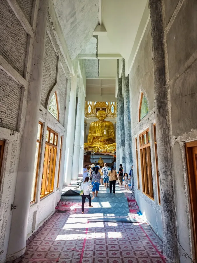 interieur du wat luang phor toh nakhon ratchasima