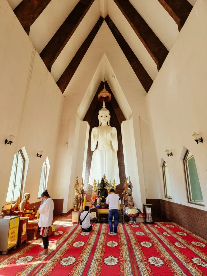interieur du wat sala loi nakhon ratchasima