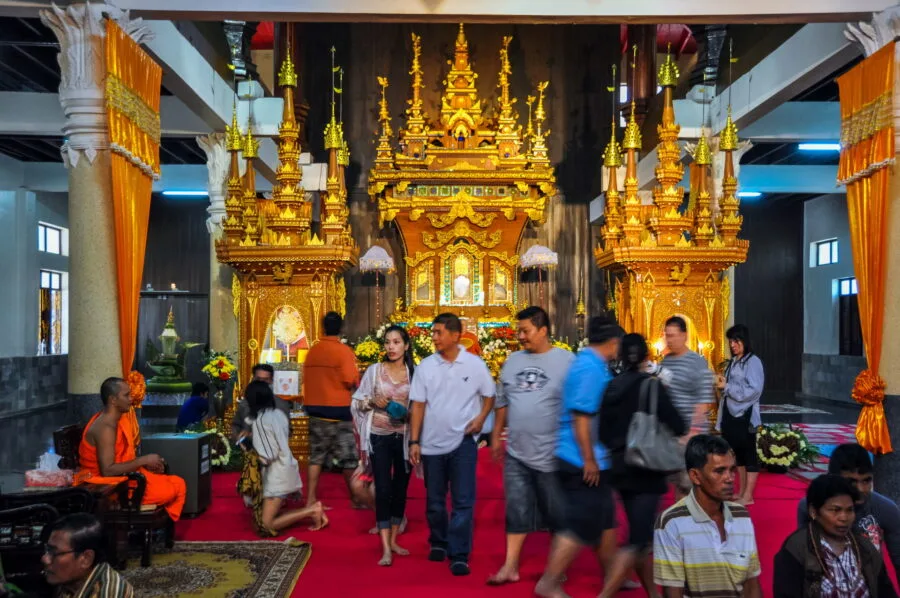 interieur temple batiment principal wat wang wiwekaram sangkhlaburi