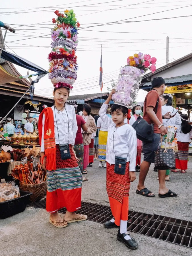 jeunes avec pots sur tete village môn sangkhlaburi