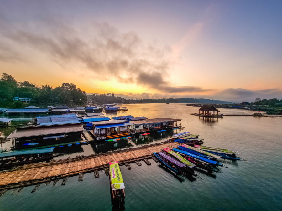 lever de soleil depuis pont de sangkhlaburi