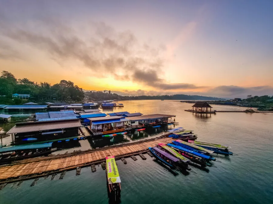 lever de soleil depuis pont de sangkhlaburi