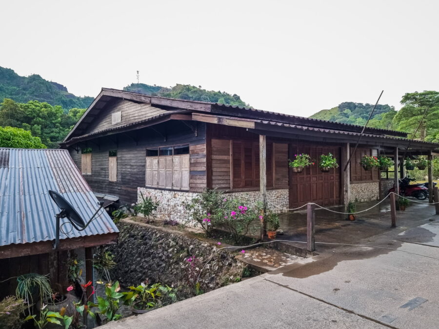 maison en bois entree rue principale ban i tong kanchanaburi