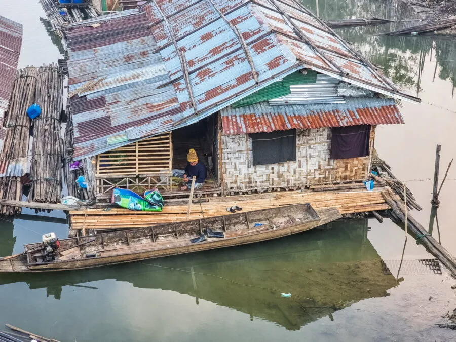 maison flottane au village môn wangka sangkhlaburi