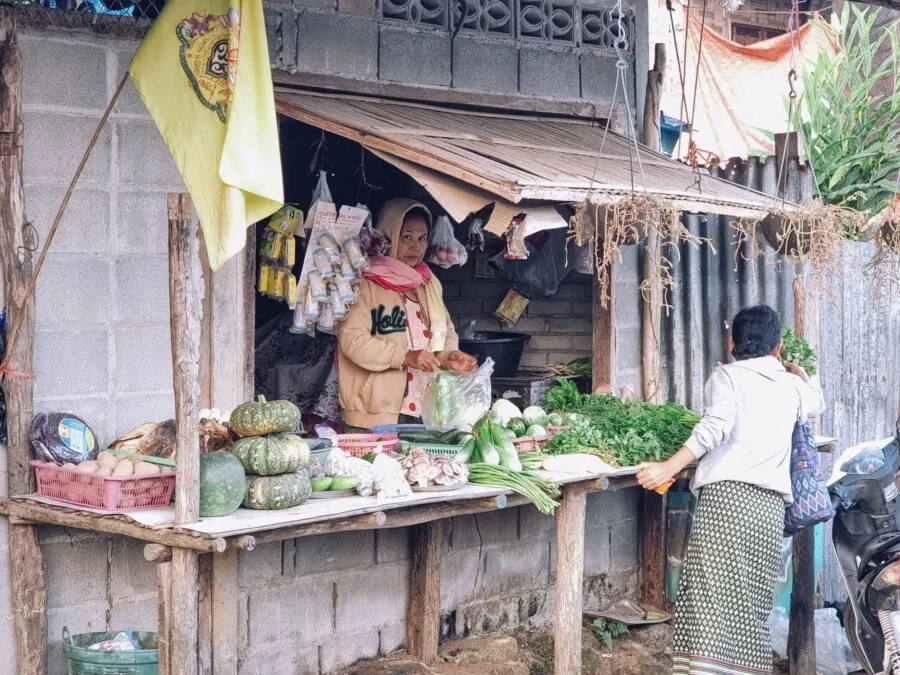marchande de legumes rue principale wangka village môn sanghklaburi