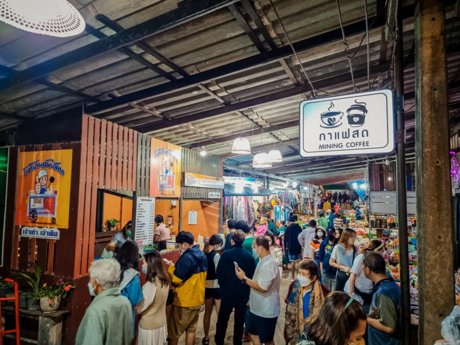 marché de ban i tong le soir pilok