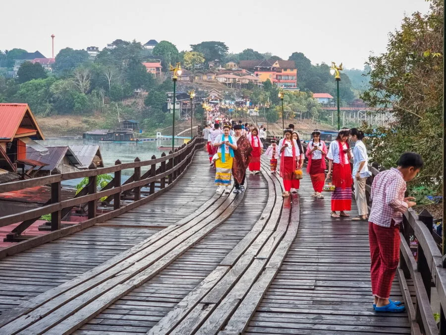 matin sur le pont môn sangkhlaburi