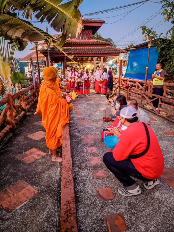 moine pendant tak bat matin sangkhlaburi