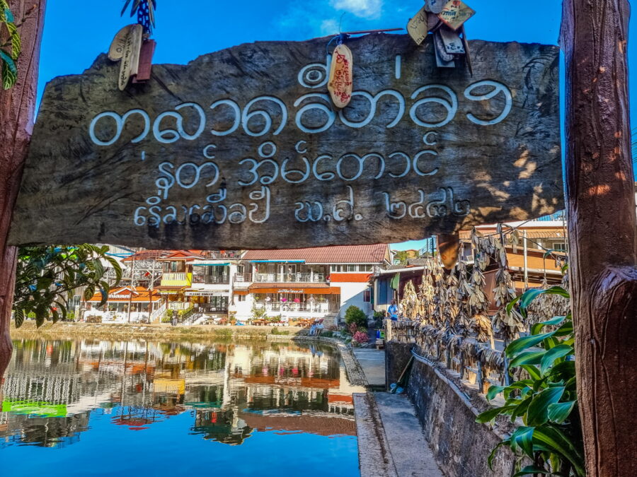 panneau en bois ban i tong kanchanaburi