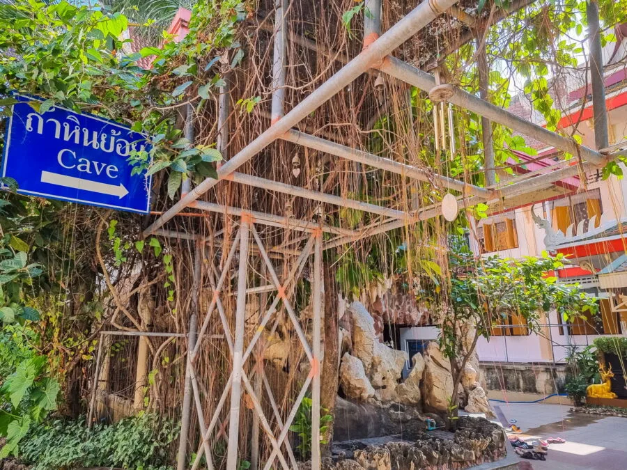 panneau entree grotte au wat phayap nakhon ratchasima