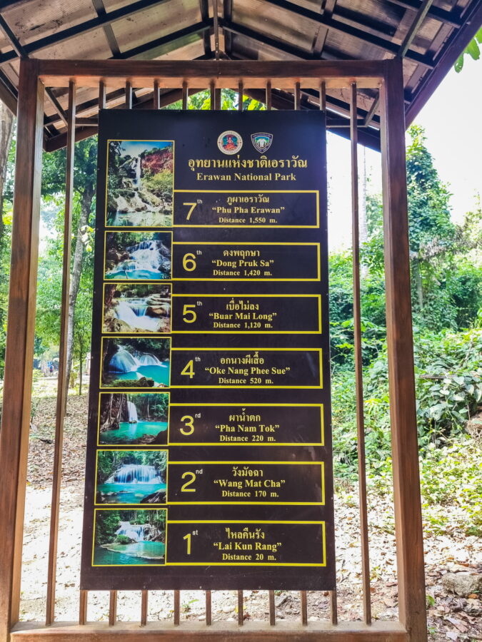 panneau indication distances des chutes erawan kanchanaburi