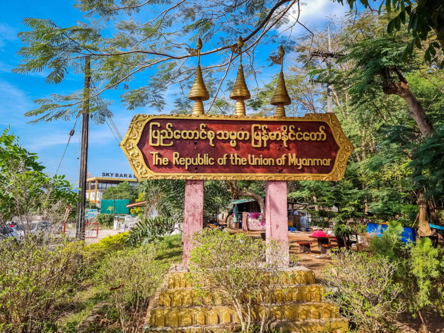 panneau indiquant republic of myanmar birmanie col des trois pagodes
