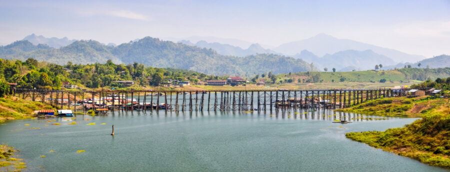 Panorama sur le pont môn et lac de Sangkhlaburi